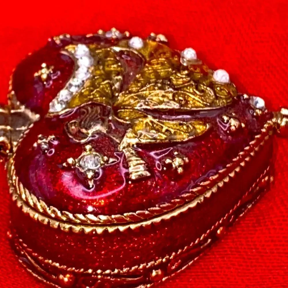Gorgeous heart shaped trinket box by Monet w/gold inlay and multiple sm diamonds